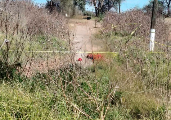 Hallan cuerpo con disparo en la cabeza sobre camino en San José Chiapa