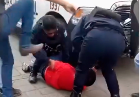 Policías salvan de golpiza a presunto ladrón de tienda  3B en Huauchinango 