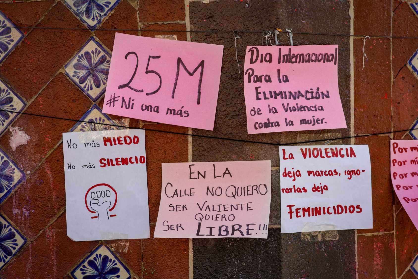 Colectivos realizan actividad por el 25N en el centro de Tlaxcala