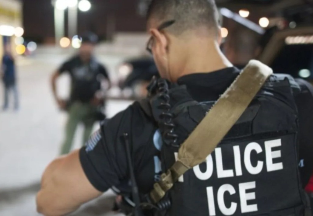 Ante la presencia de agentes del ICE enmascarados, subsecretaria de Seguridad dice; ¡Feliz Halloween!