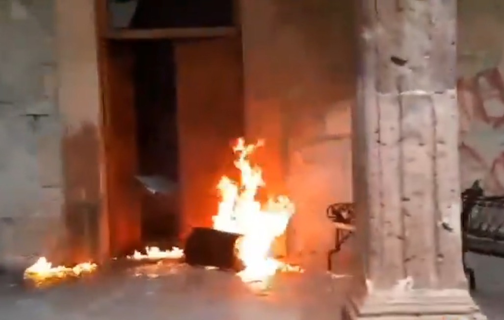 Manifestantes hacen destrozos e incendian el Palacio de Gobierno en Morelia 