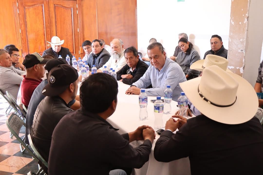 En Tochimilco se reúnen autoridades estatales y locales con vecinos de la comunidad indígena de Alpanocan 