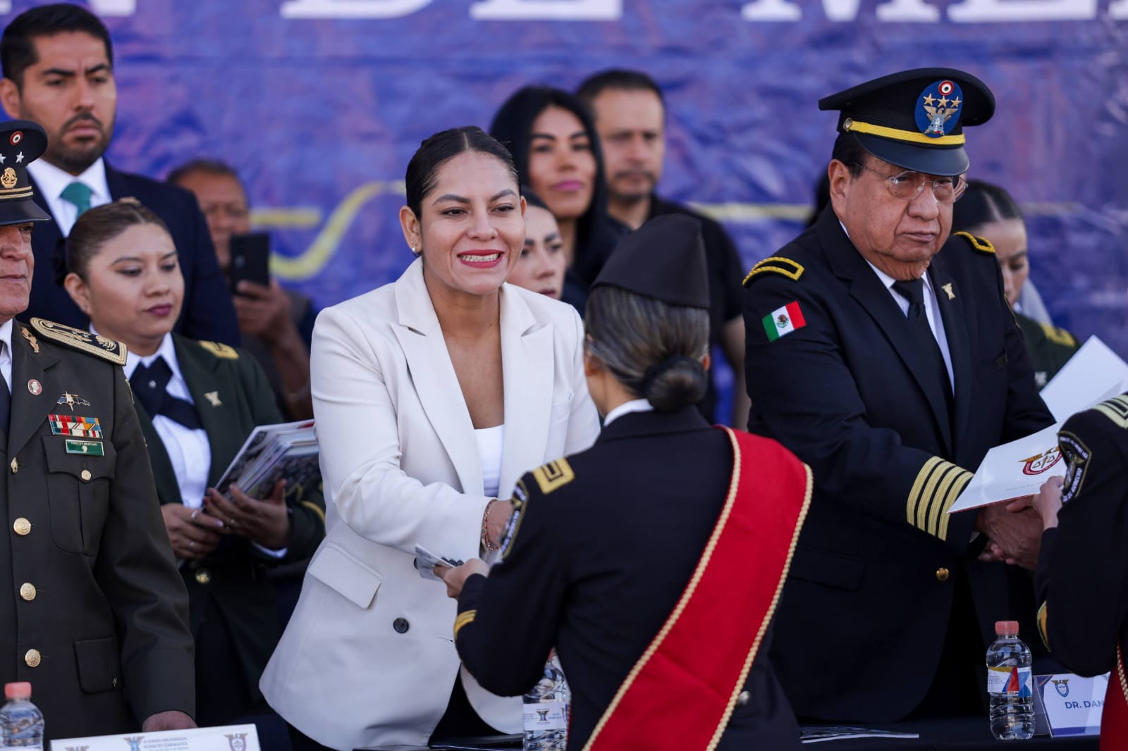 Lupita Cuautle recibe la Venera Gran Defensora de la Patria en San Andrés Cholula