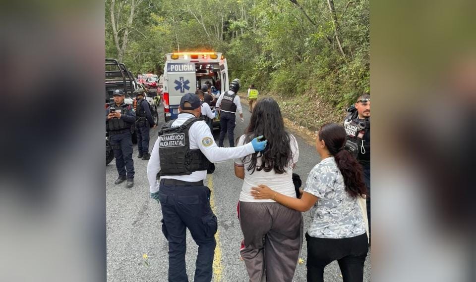3 muertos y 20 lesionados dejó la volcadura de un autobús con estudiantes en Veracruz 