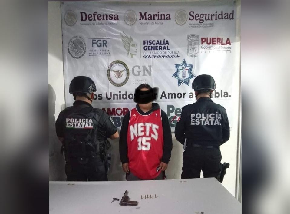 En operativo policiaco sorprenden a hombre con arma de uso exclusivo del ejército en Atlixco