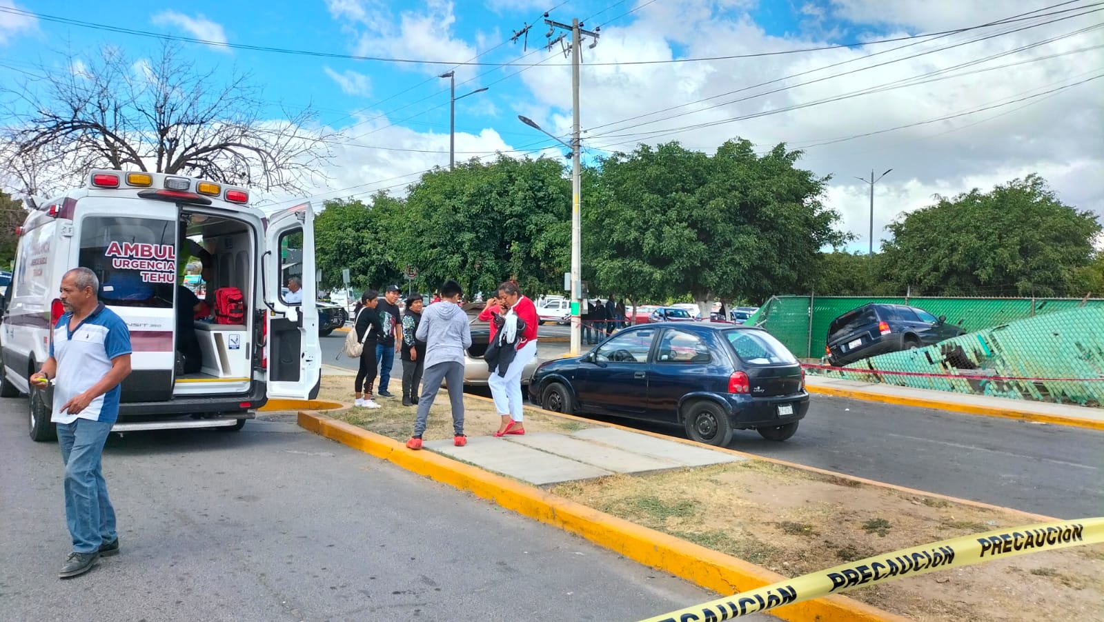 Mujer de la tercera edad provoca aparatoso accidente en Tehuacán