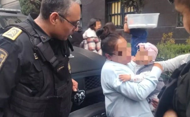 Una bebé se asfixiaba con la hoja de un árbol en CDMX, pero la acción oportuna de la policía le salvó la vida 