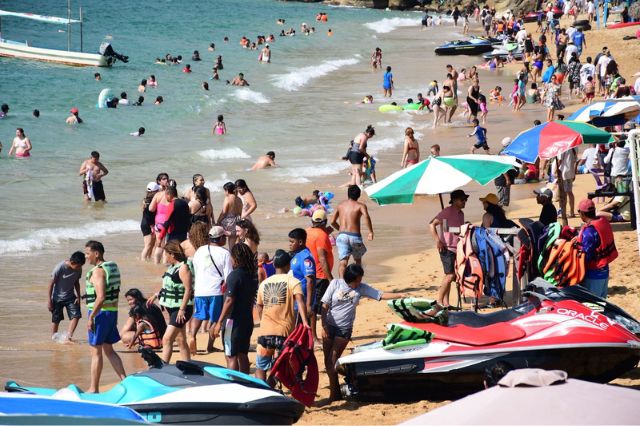 Turistas denuncian cobros excesivos por sombrillas en Air Show 2025 Acapulco