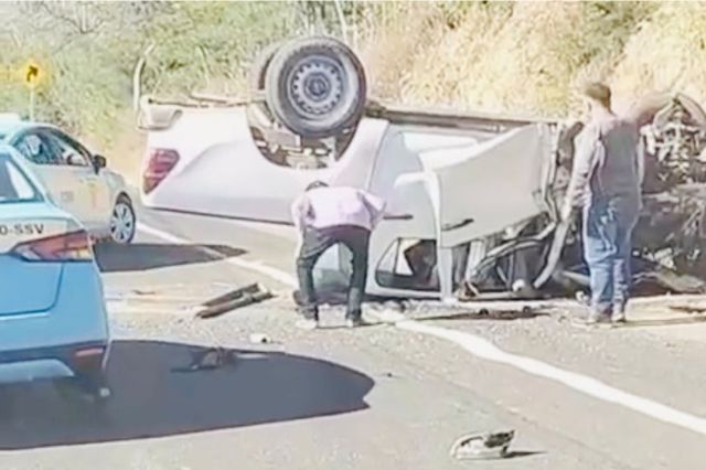 Brutal choque entre tráiler y camioneta en la carretera Izúcar–Acatlán 
