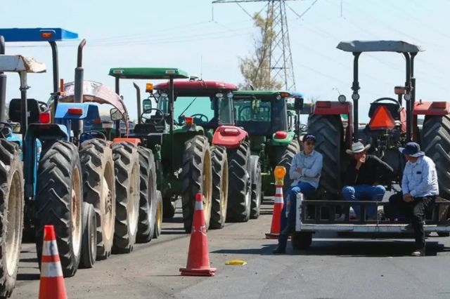Paro nacional de transportistas colapsará vías este 6 de abril