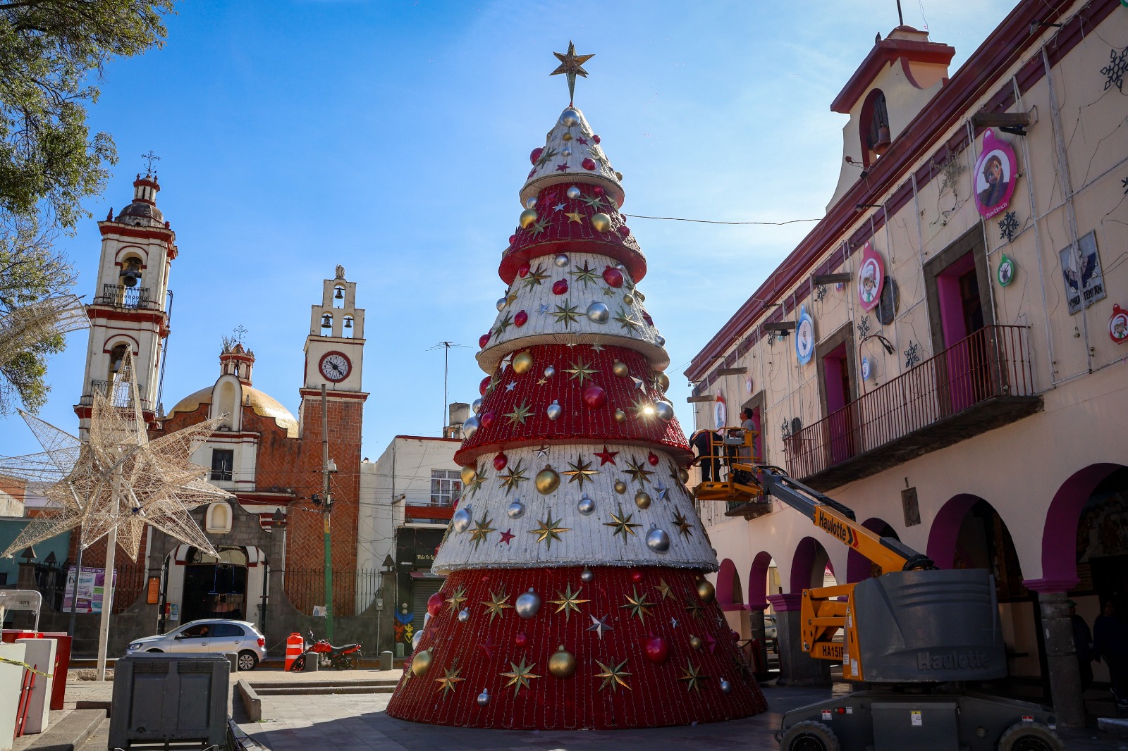 Queda instalado tradicional Árbol de Navidad en Chiautempan