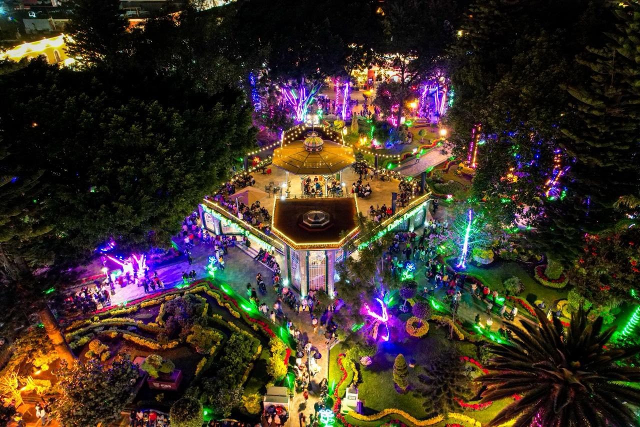 Ariadna Ayala enciende la magia: inicia la Villa Iluminada de Atlixco 2025