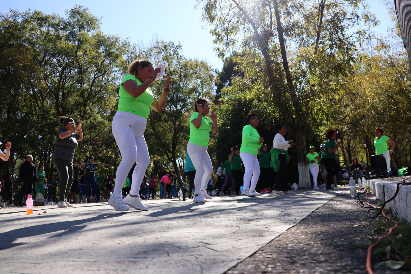 Clase de bailoterapia en defensa del Parque de la Juventud en Tlaxcala