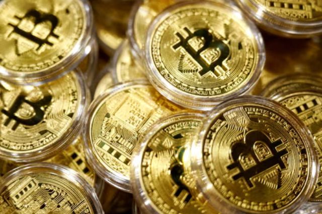 Bitcóin cae por debajo de 90 mil dólares y pierde ganancias del año