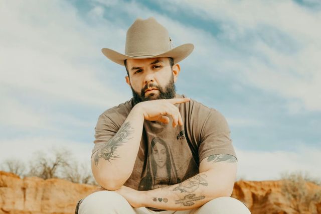 “Primera Cita” de Carin León rebasa mil millones de streams en Spotify