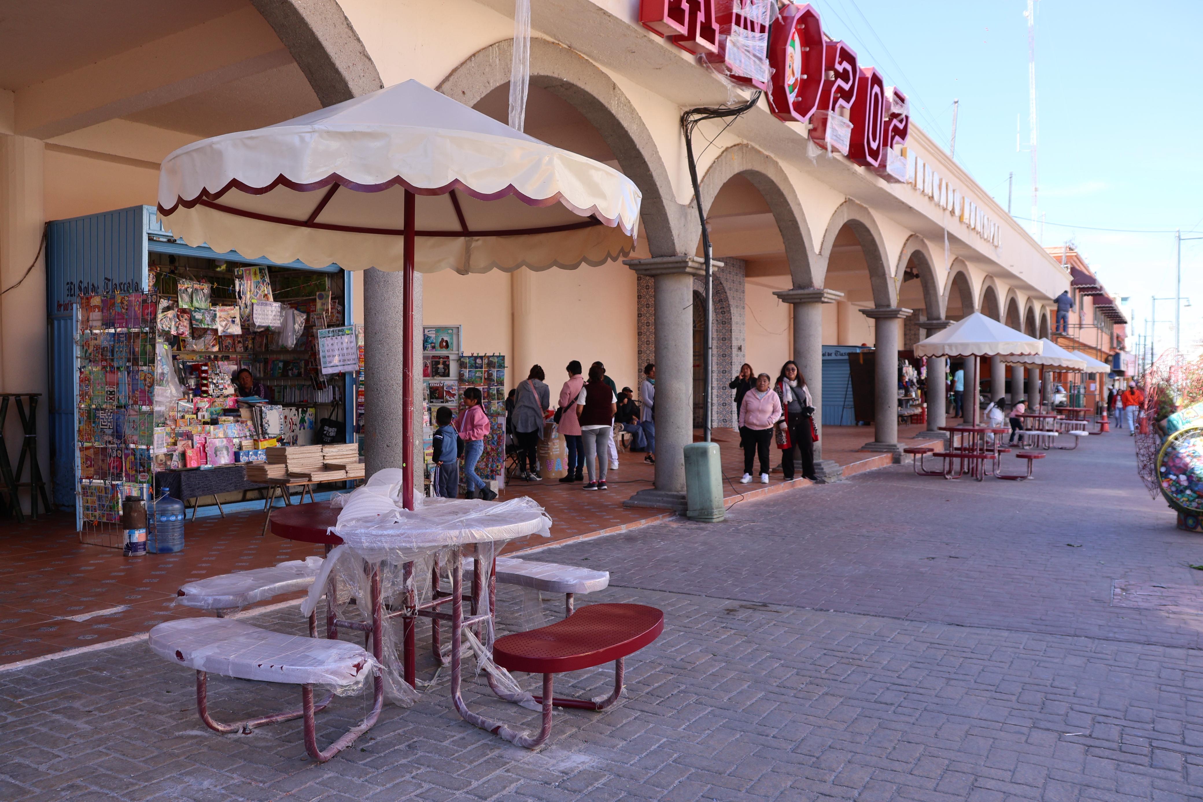 Colocan nuevas mesas en la remodelación del mercado Hidalgo de Chiautempan