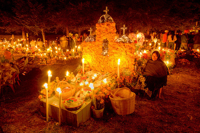El lago, la montaña y el cielo se unen durante el Día de Muertos en Pátzcuaro 
