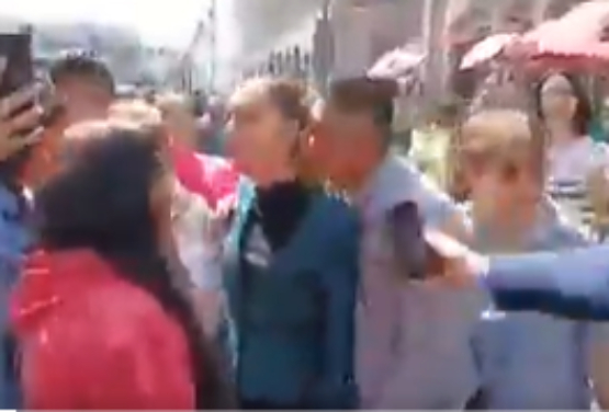 VIDEO Captan acoso de un hombre a la presidenta Sheinbaum durante acto público