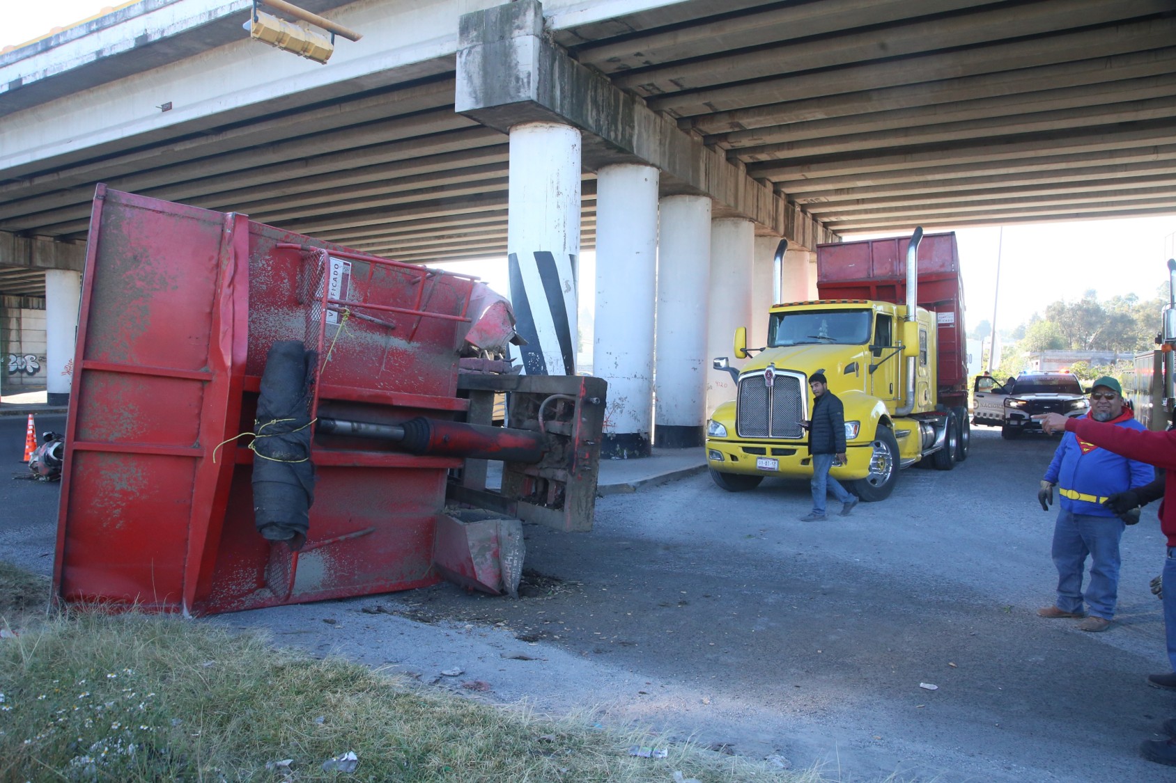 Vuelca tráiler bajo puente en Acuitlapilco, Tlaxcala