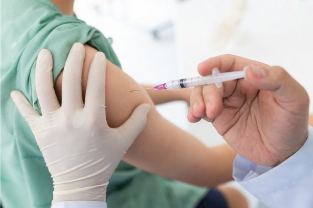 OMS alerta sobre desconfianza en vacunas que aumenta casos de sarampión
