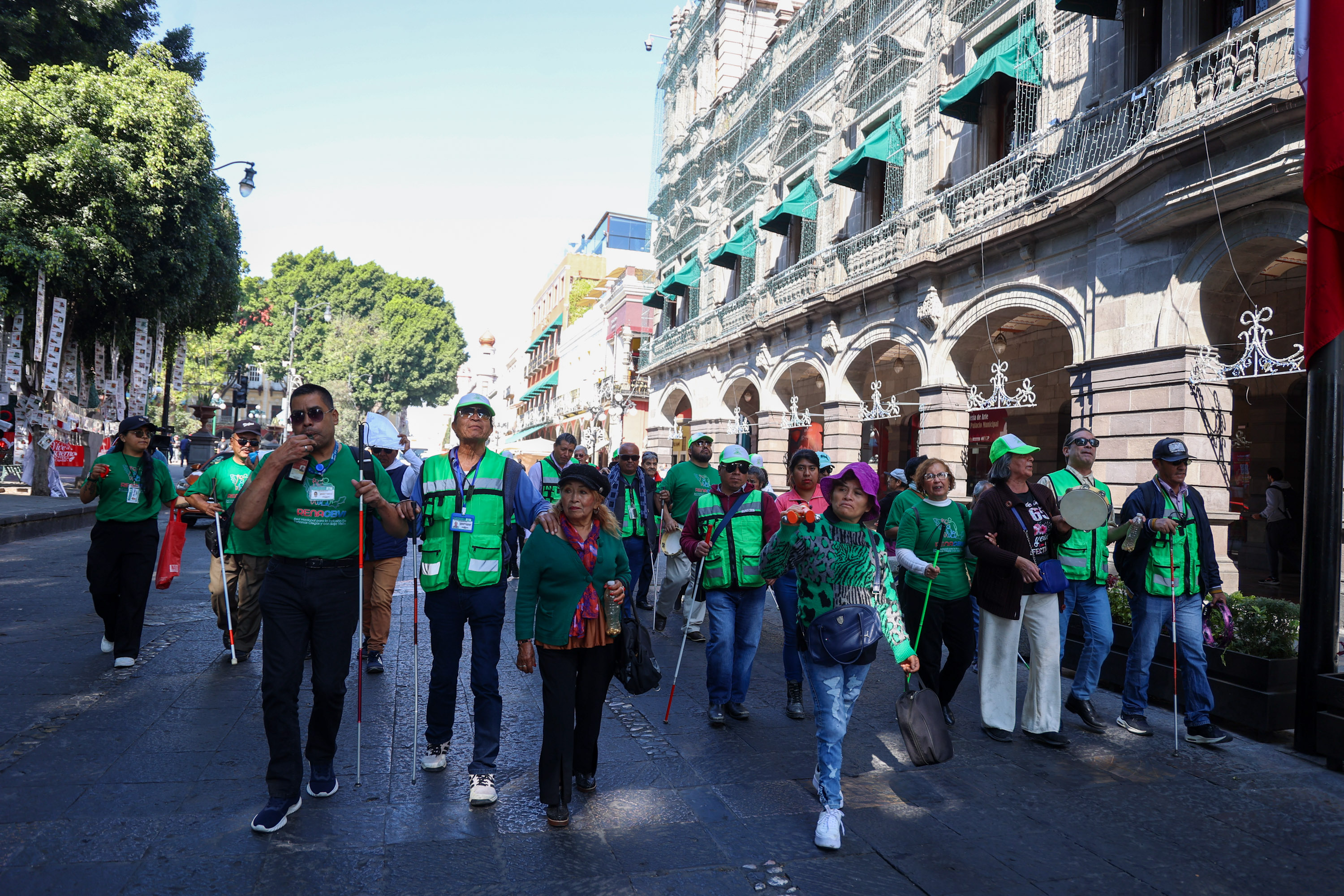 Personas con discapacidad visual se manifiestan en el Centro de Puebla
