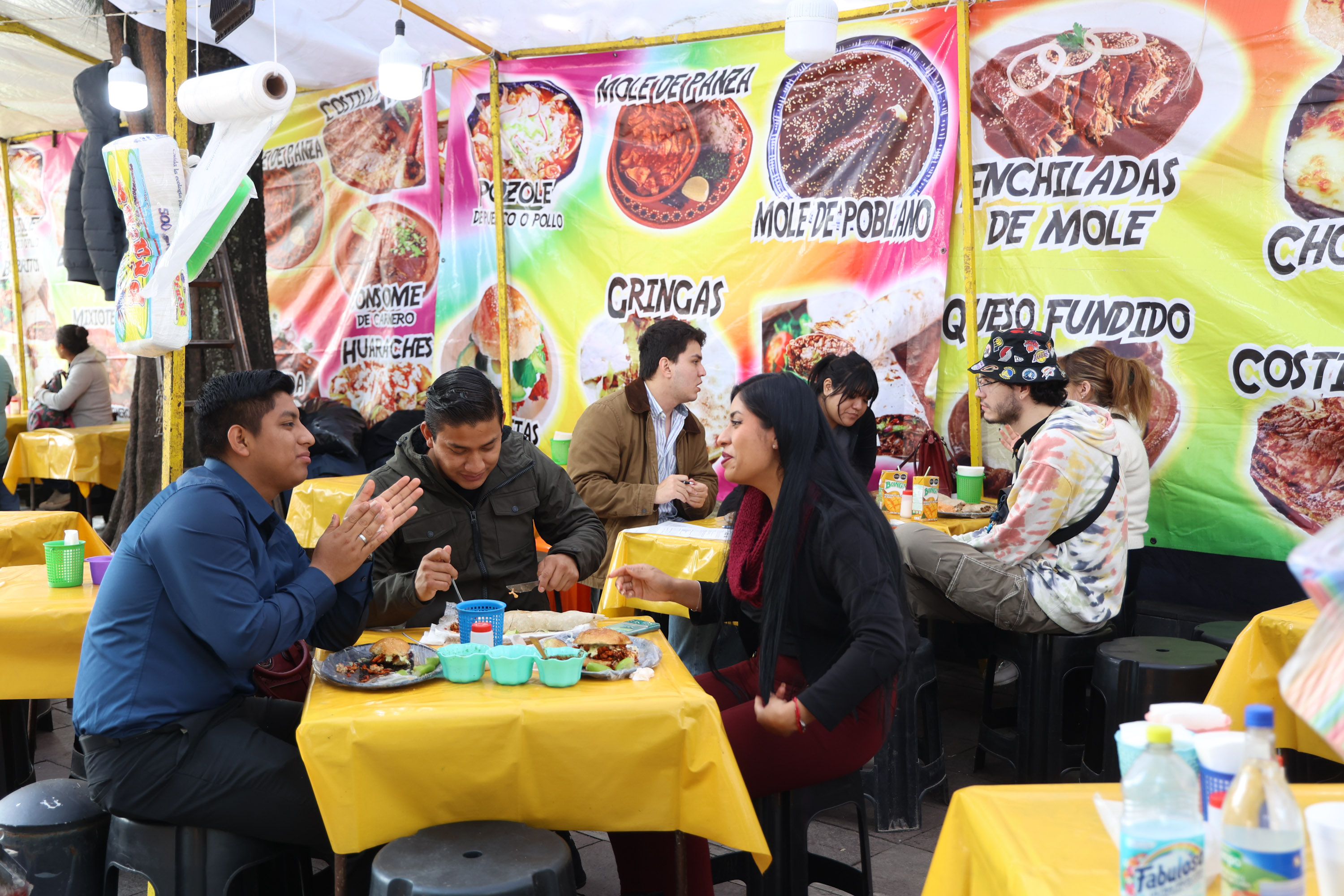 Comienza la verbena popular en la Villita para celebrar a la Virgen de Guadalupe 