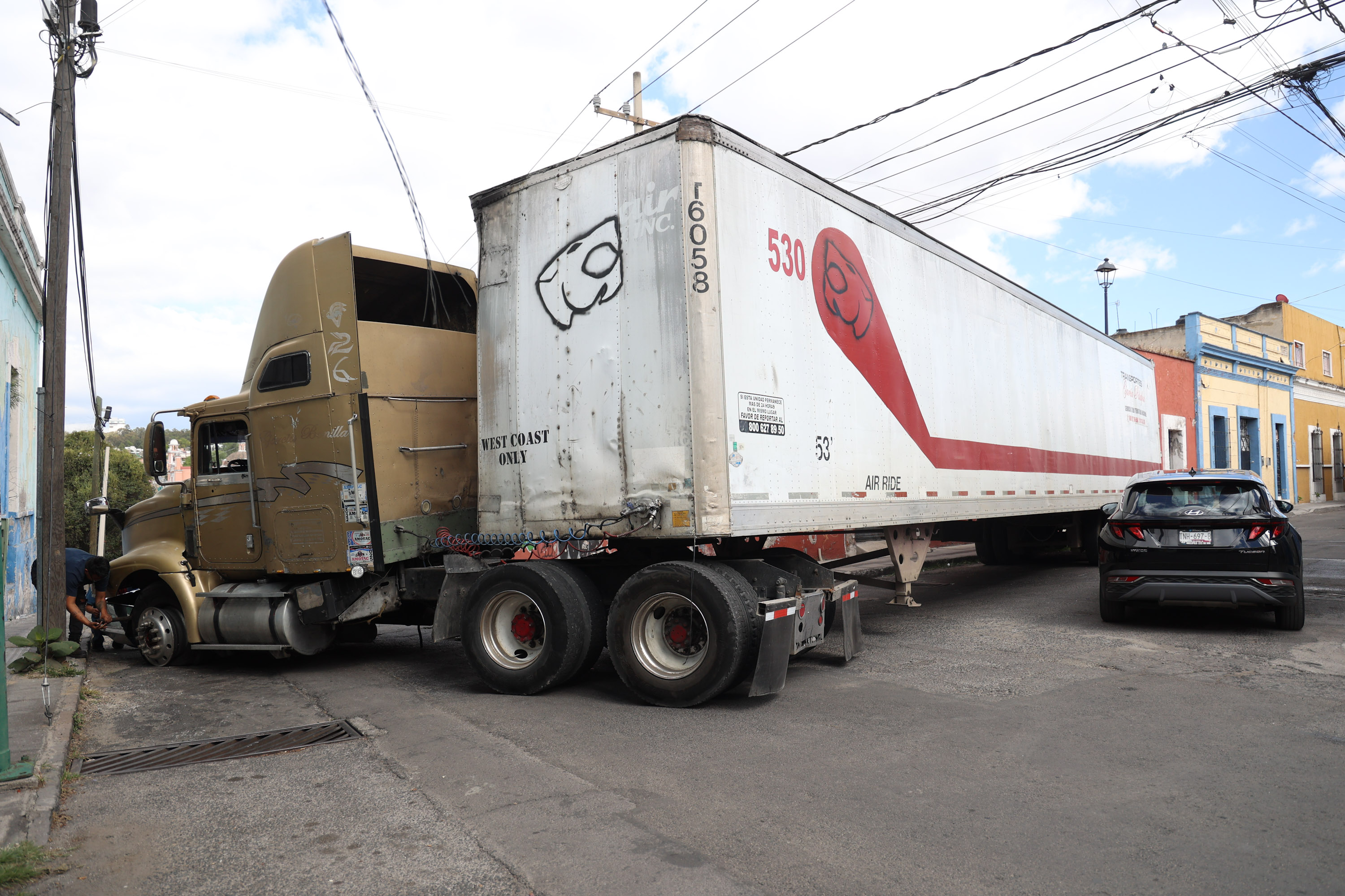 VIDEO Se revienta llanta de tráiler, se genera tráfico en el Centro de Puebla