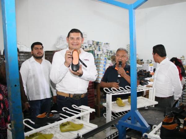 A favor de la economía familiar, Gobierno Estatal concluye entrega de uniformes y zapatos