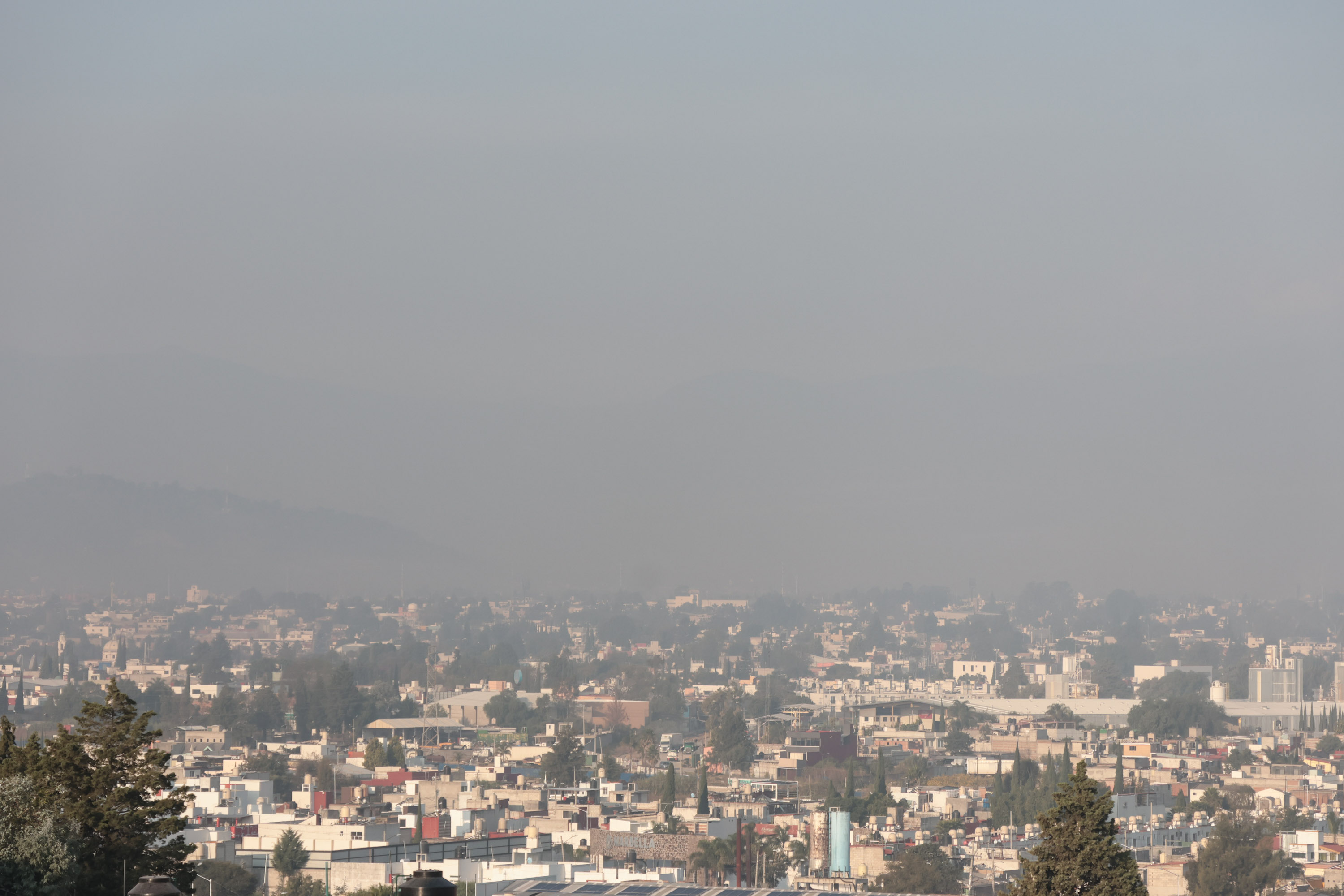 Mañana fría, con bruma y contaminación, sin visibilidad al volcán Popocatépetl