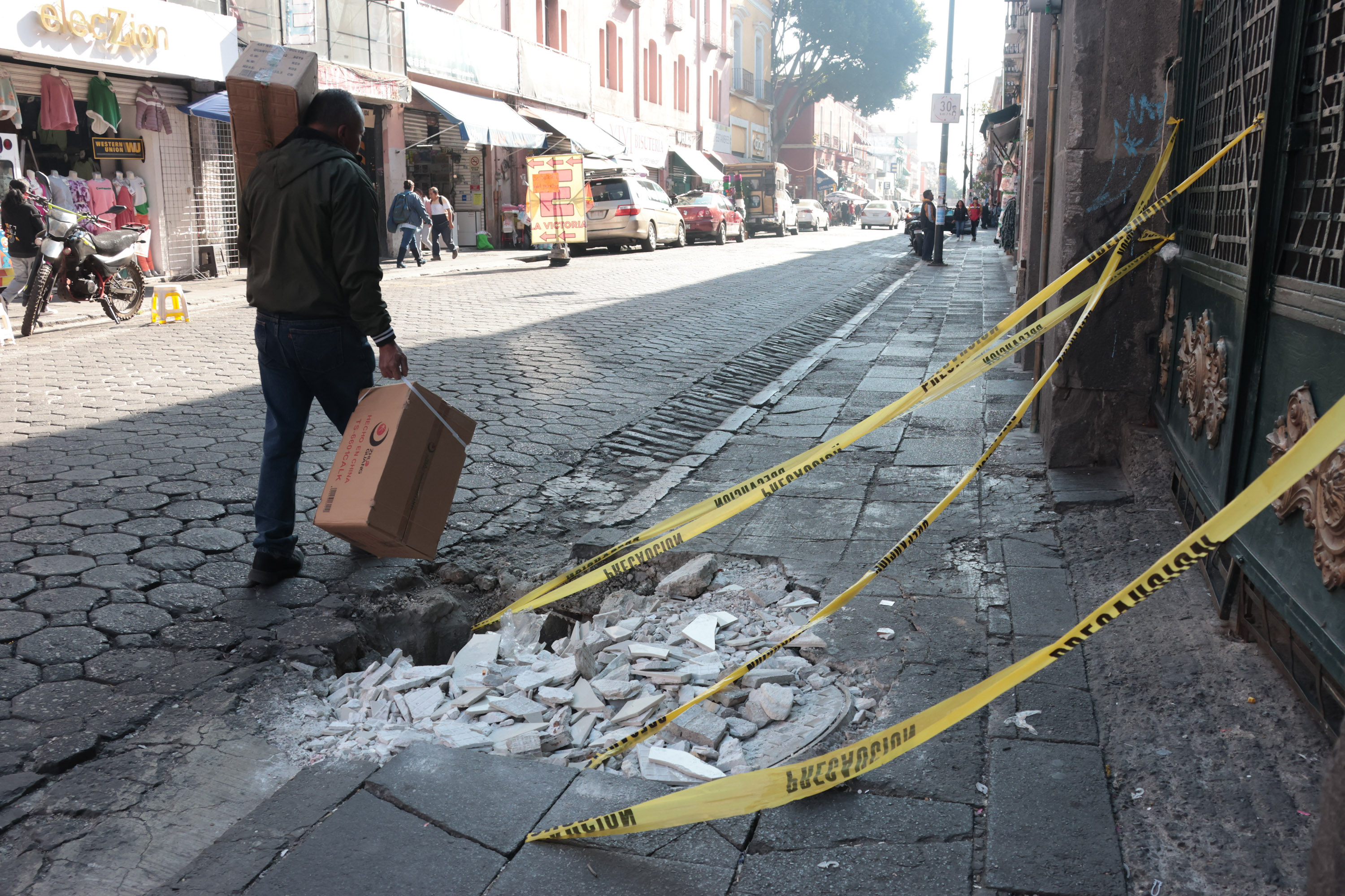 VIDEO Se registra hundimiento en la vía pública en Plaza Victoria en Puebla