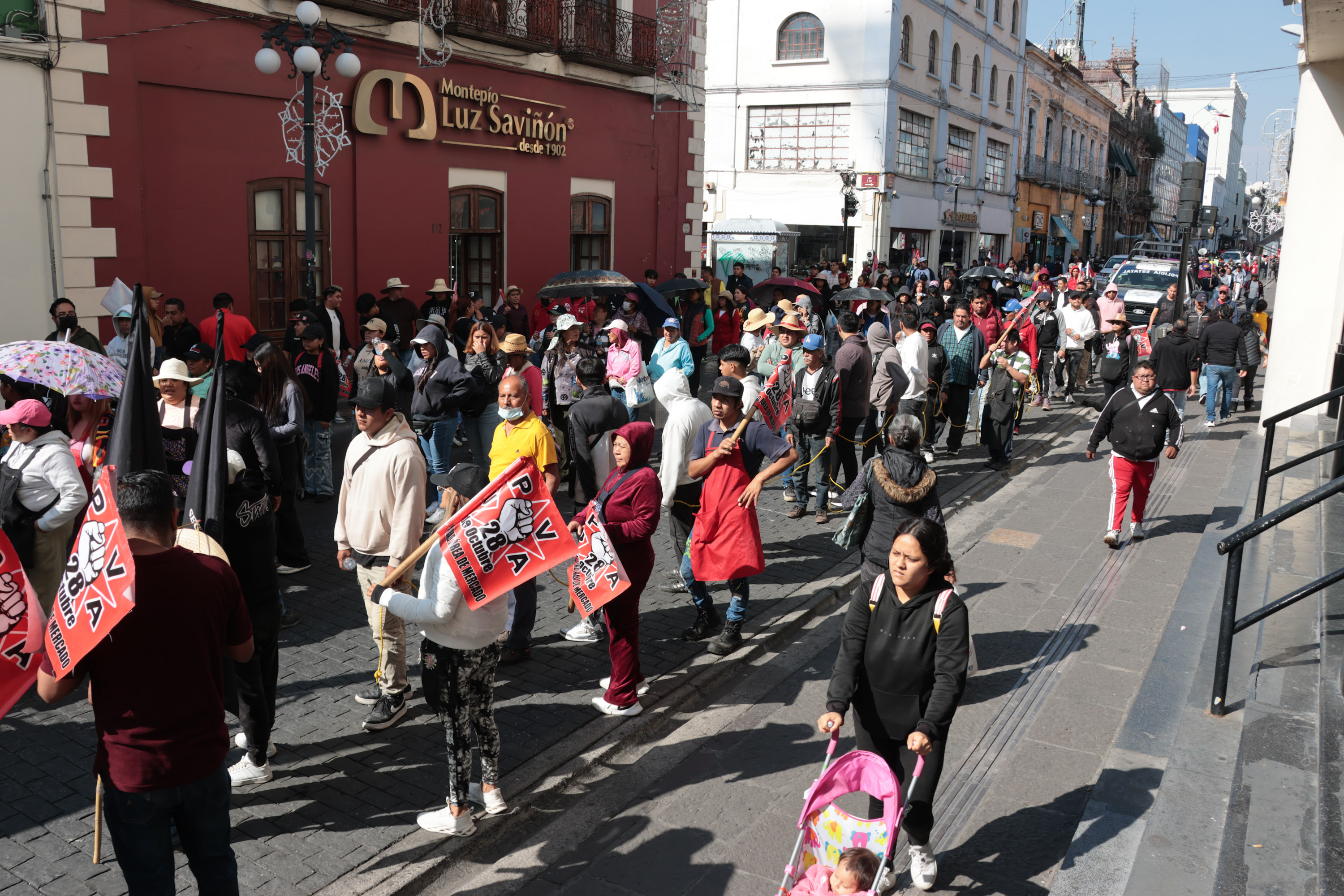 Se presentan cierres viales en Puebla por manifestación de la 28 de Octubre