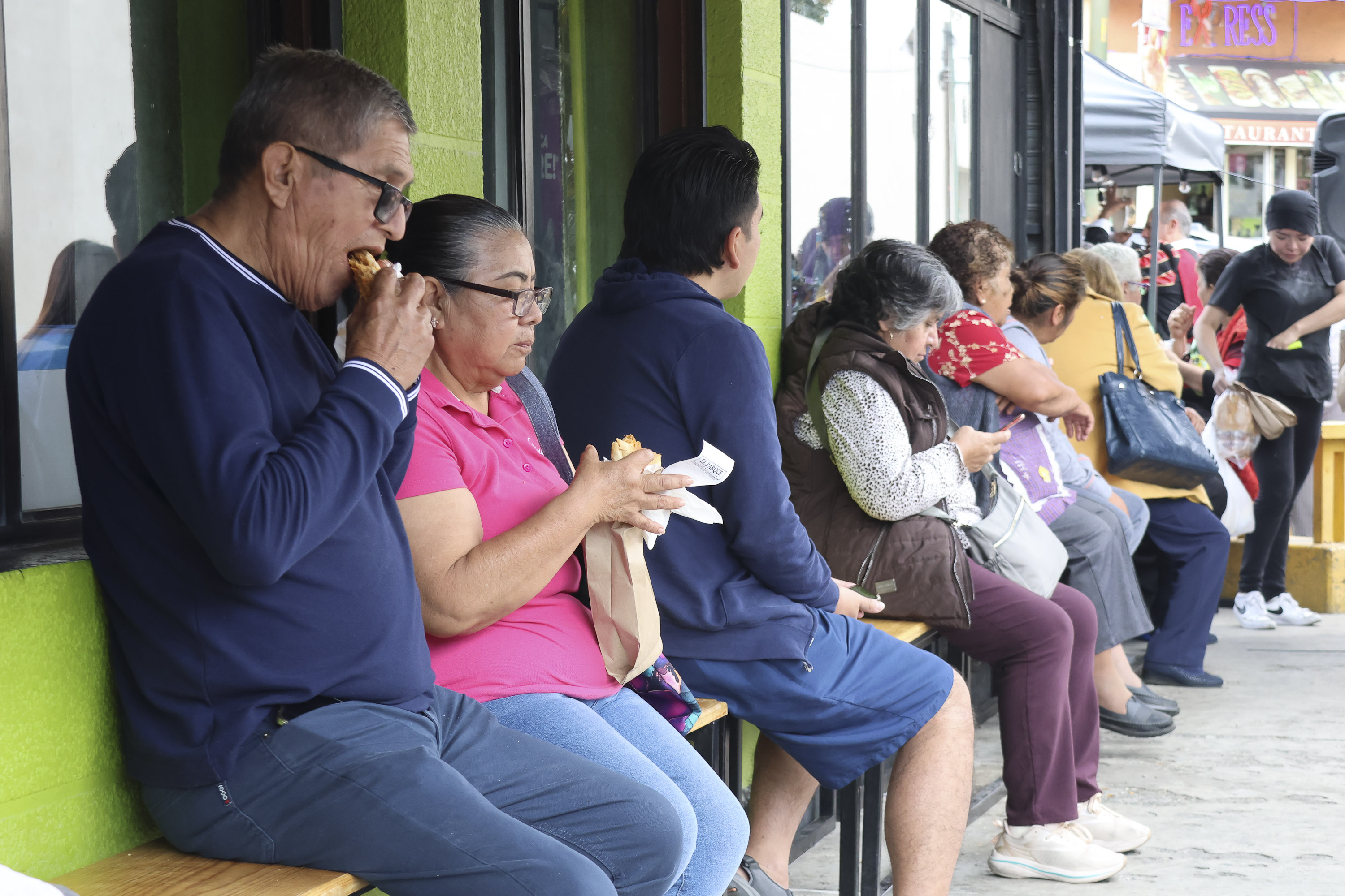 Poblanos hacen fila para probar la Tortas de Bacalao de Ultamarinos el Parque