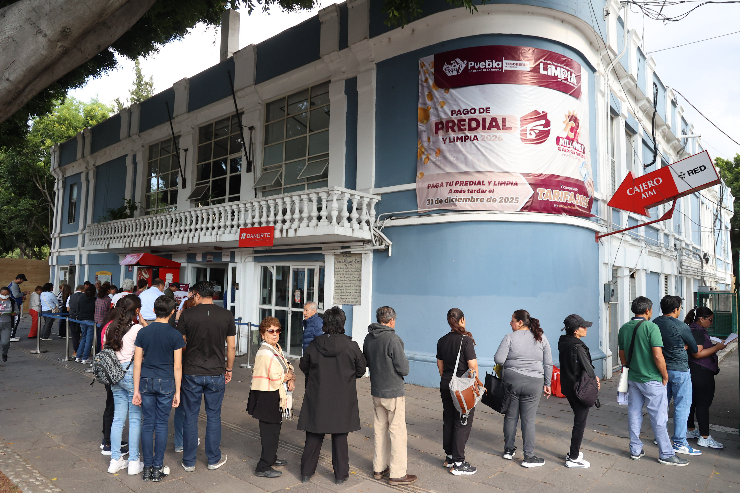 Largas filas del pago anticipado del predial en Paseo Bravo en Puebla