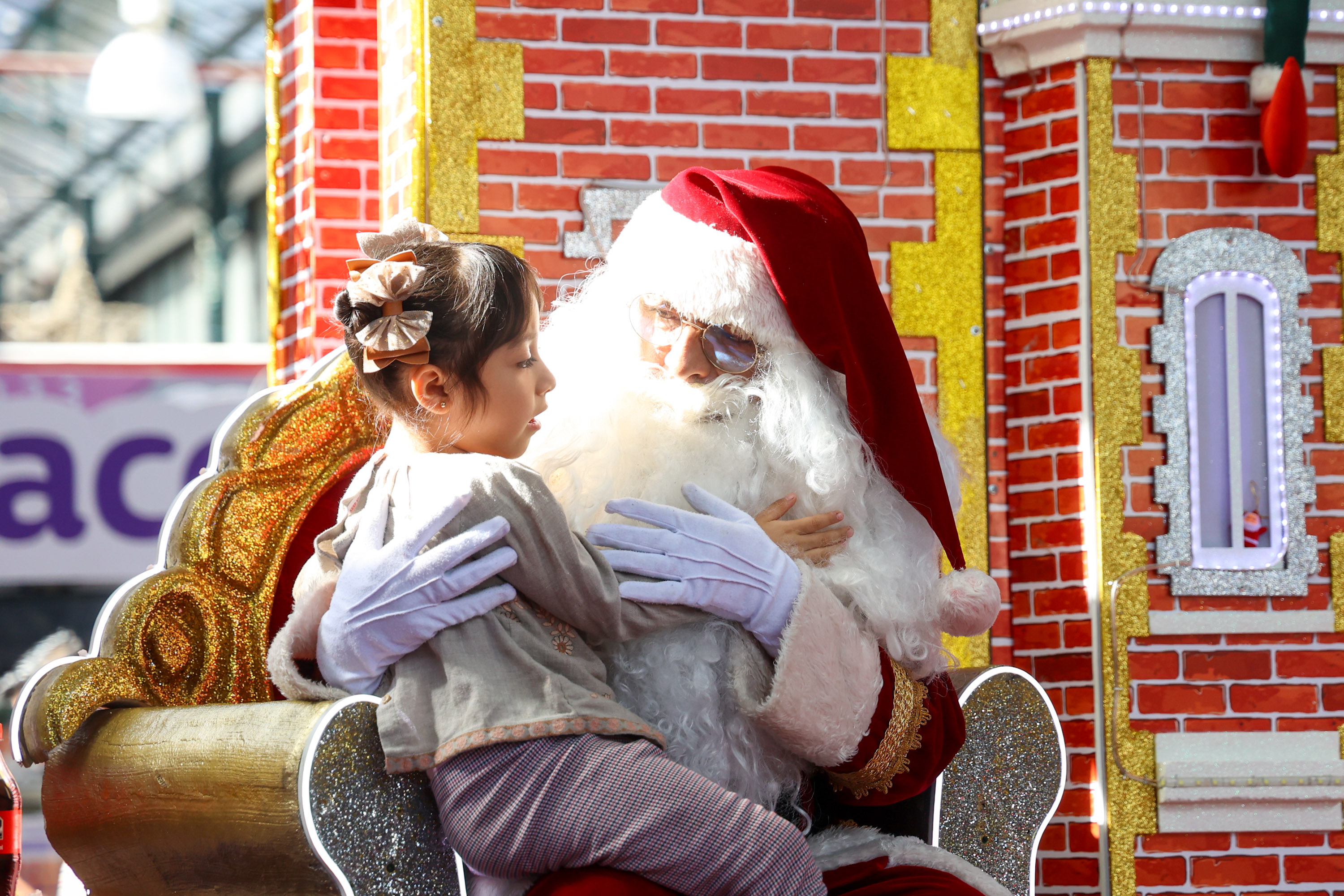 VIDEO Familias poblanas se toman fotos con Santa Claus
