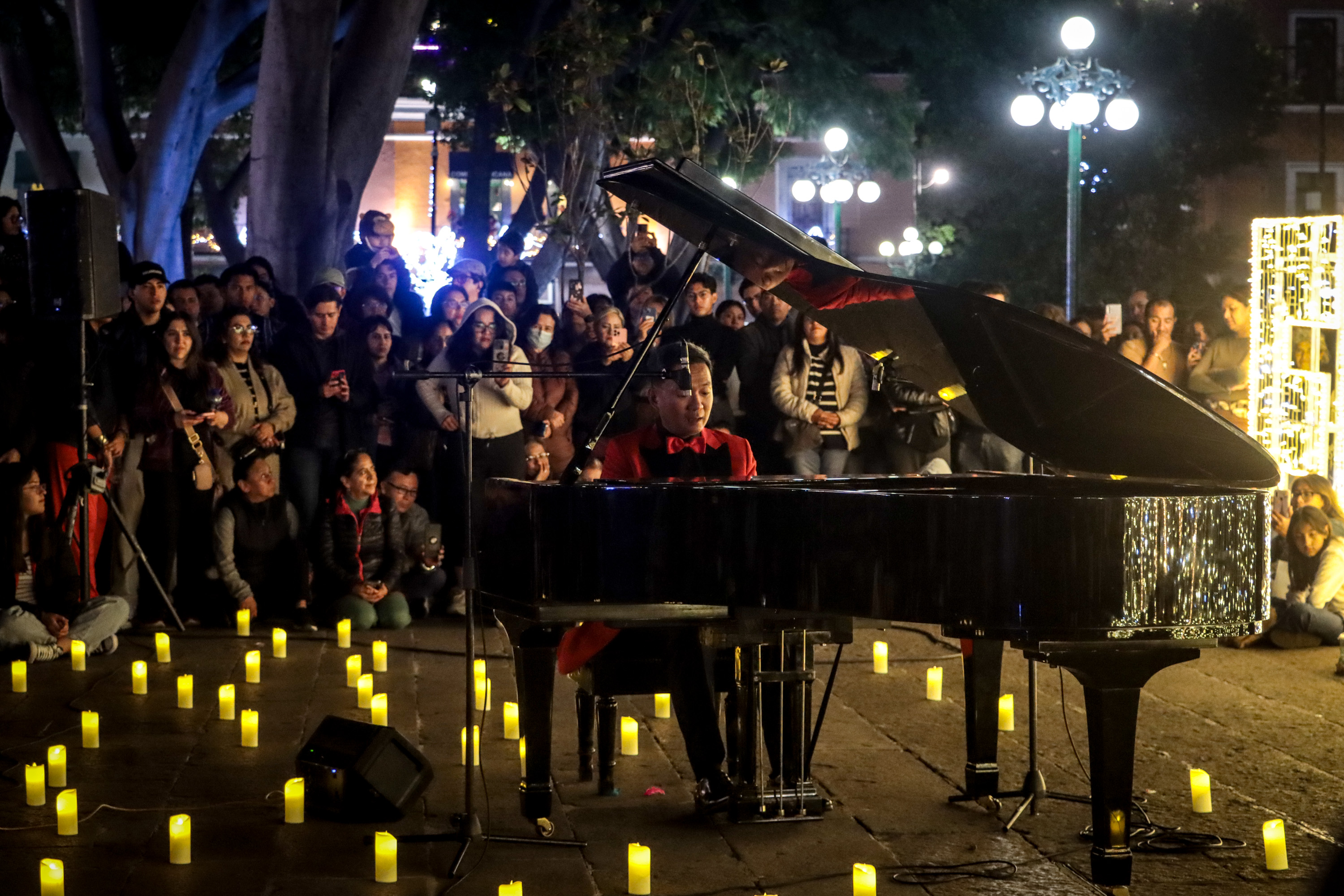 VIDEO Poblanos y turistas cautivados por el talento del pianista Taiwanés Chiu Yu Chen en el Zócalo de la ciudad 