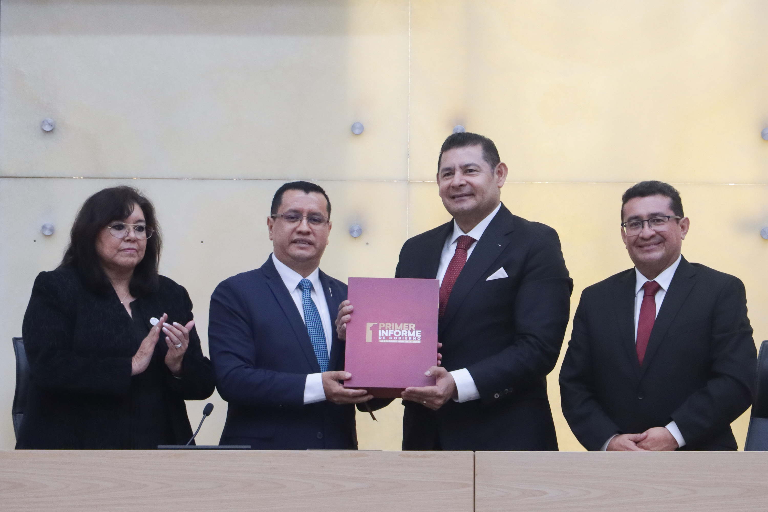 Alejandro Armenta entrega por escrito su primer informe al Congreso de Puebla