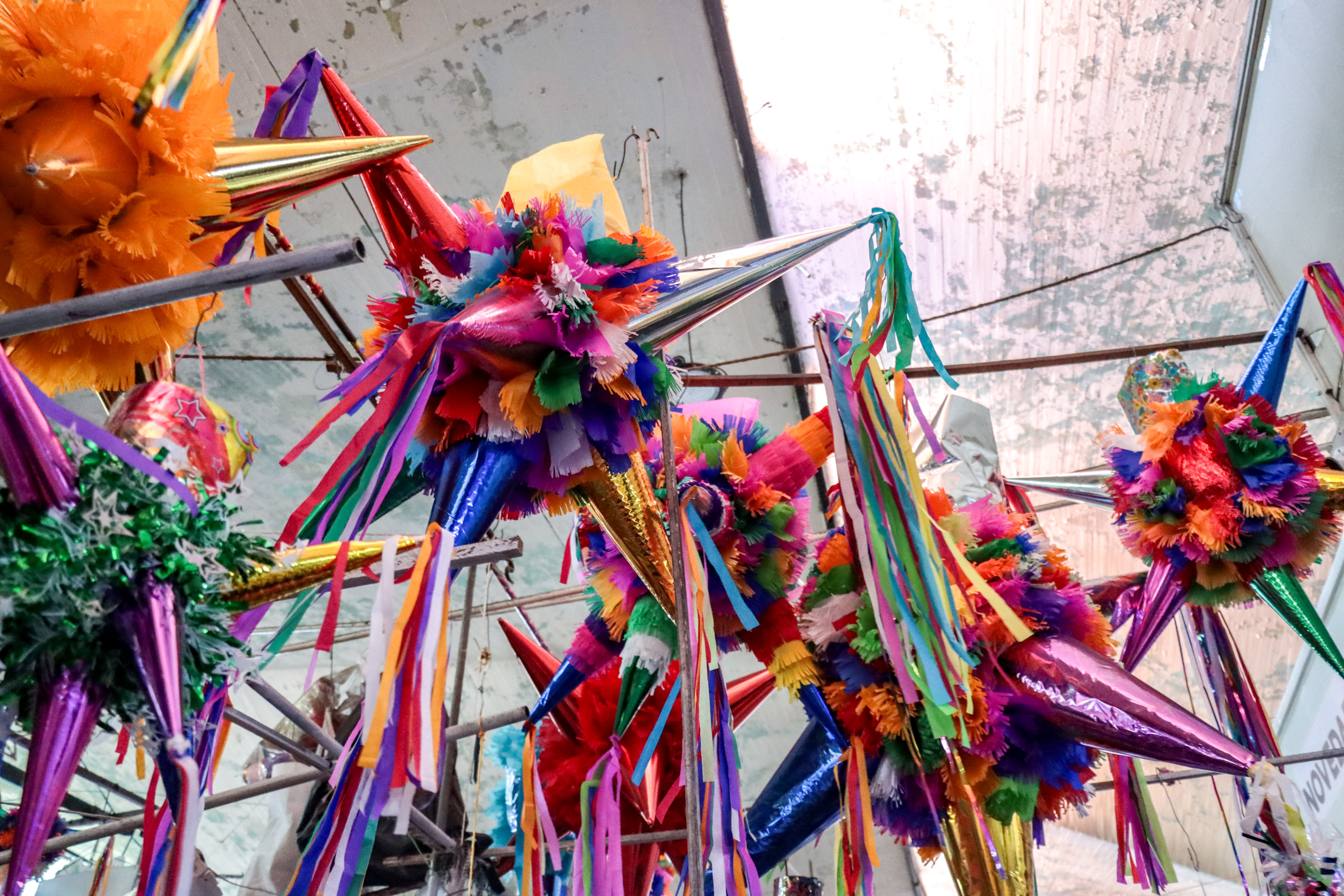 Destaca elaboración de piñatas en el mercado Venustiano Carranza en Puebla