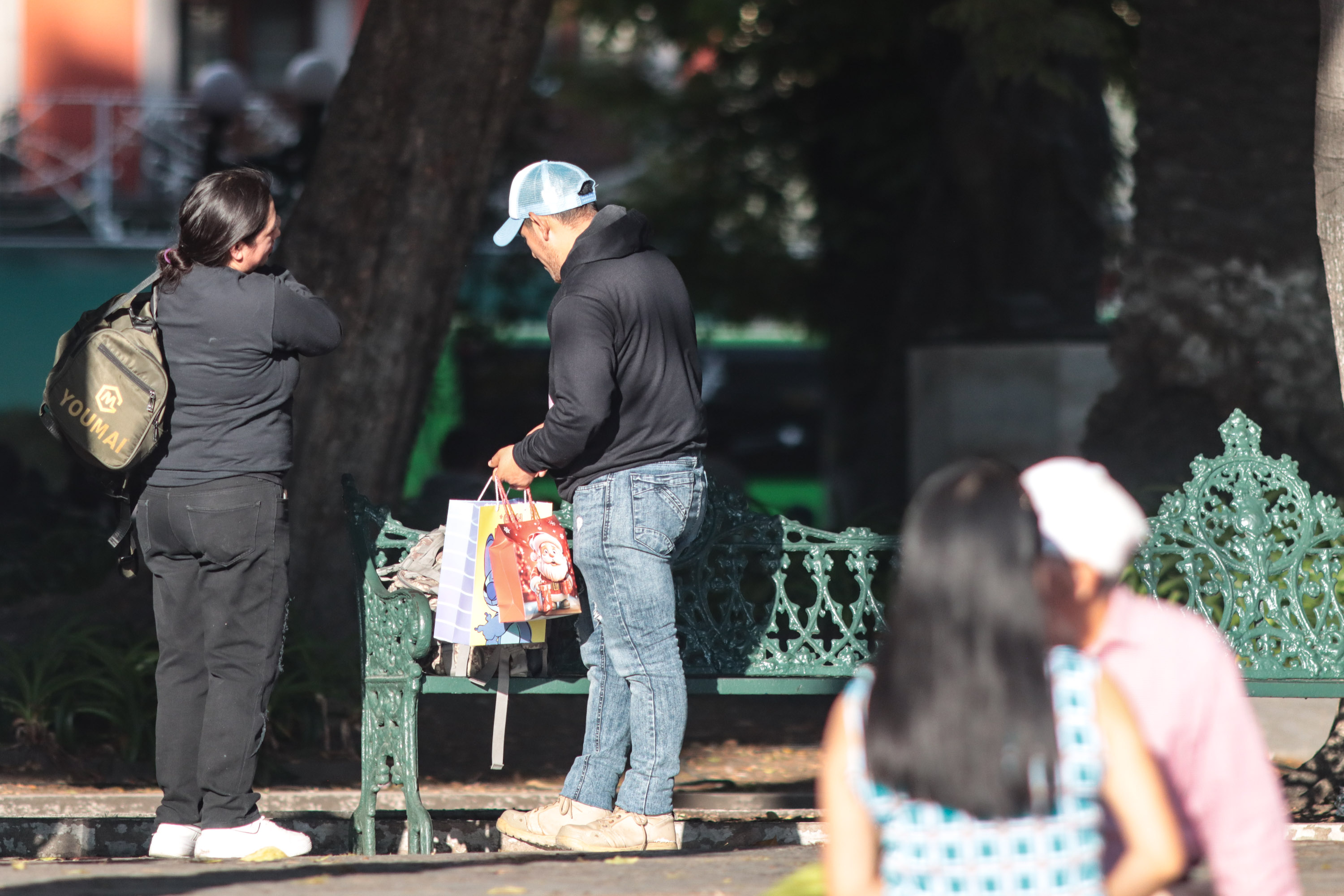 Poblanos adquieren regalos de Navidad de última hora