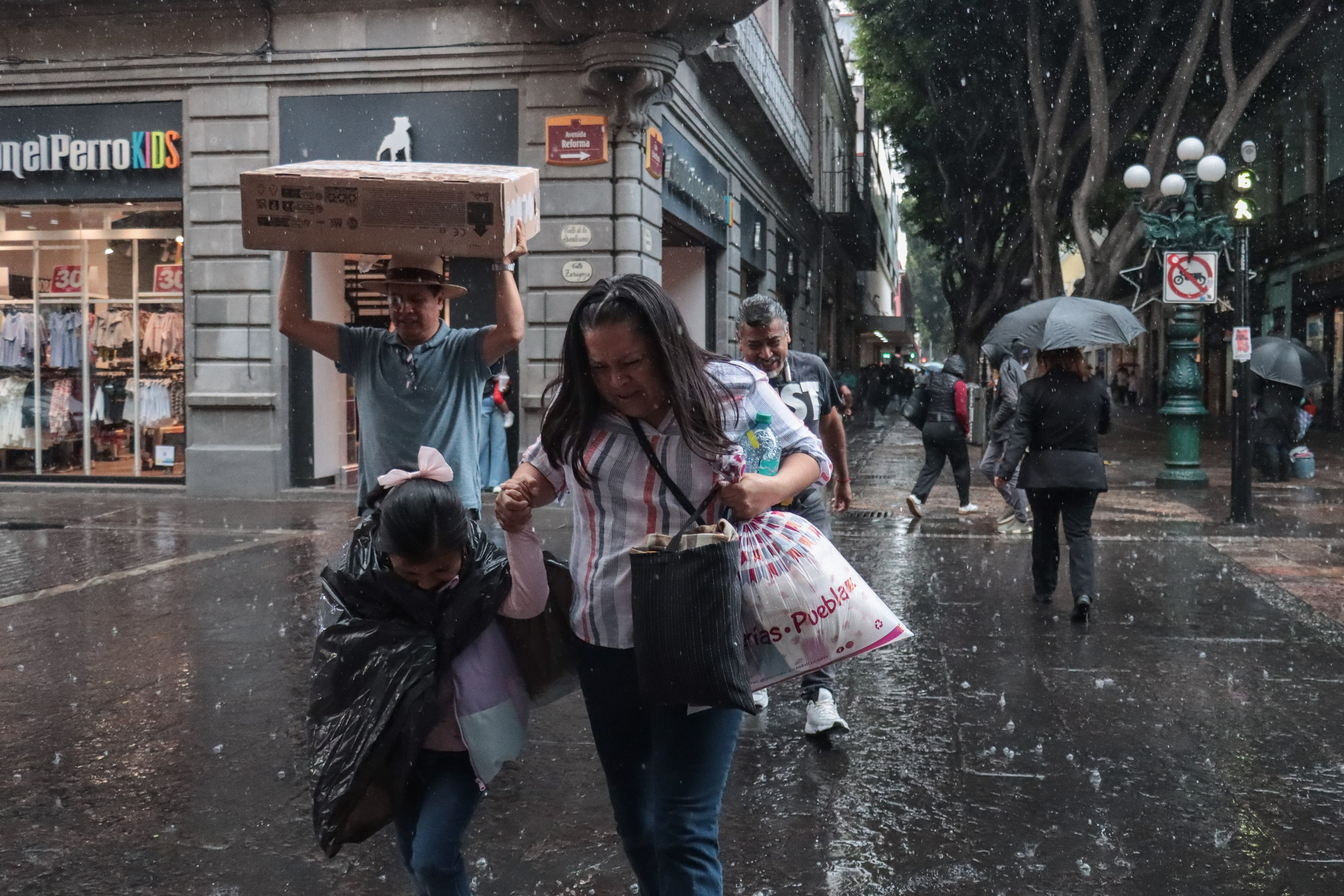 VIDEO Lluvia sorprende a los poblanos en pleno diciembre