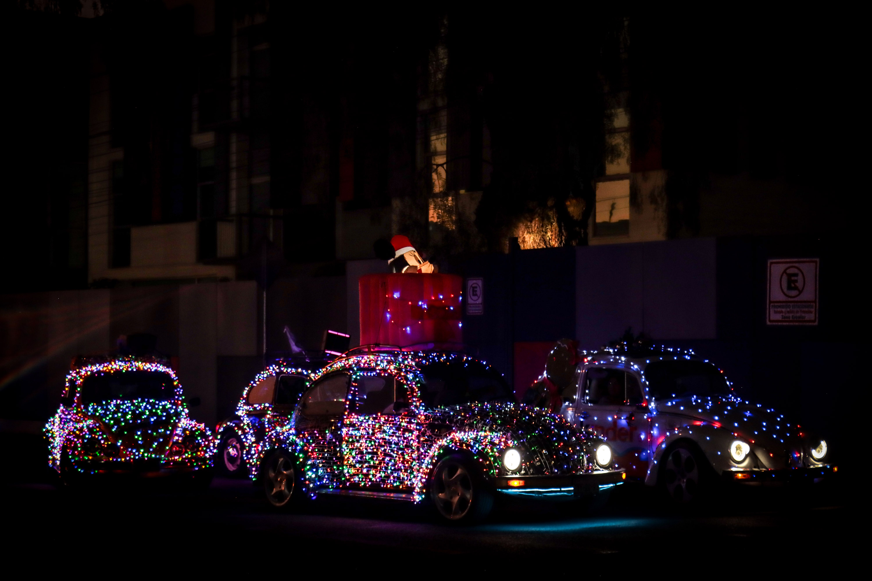 VIDEO Caravana de Vochos y Combis iluminan las calles poblanas