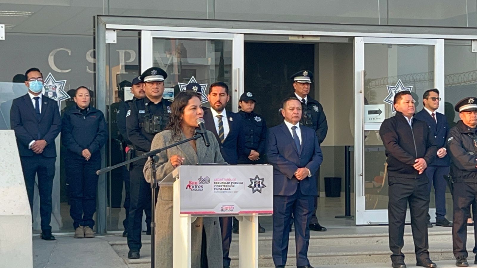 Entrega Lupita Cuautle uniformes a policías