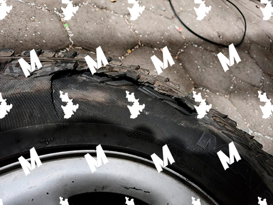 Lanzan piedras y colocan pincha llantas sobre la autopista a la altura de El Verde