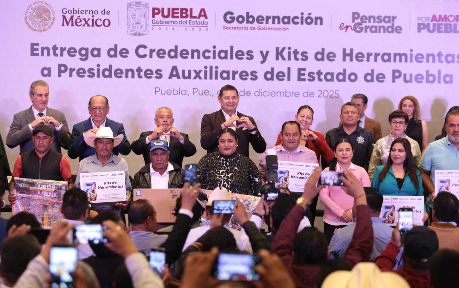 Armenta entrega credenciales y kits de herramientas a ediles auxiliares de Puebla