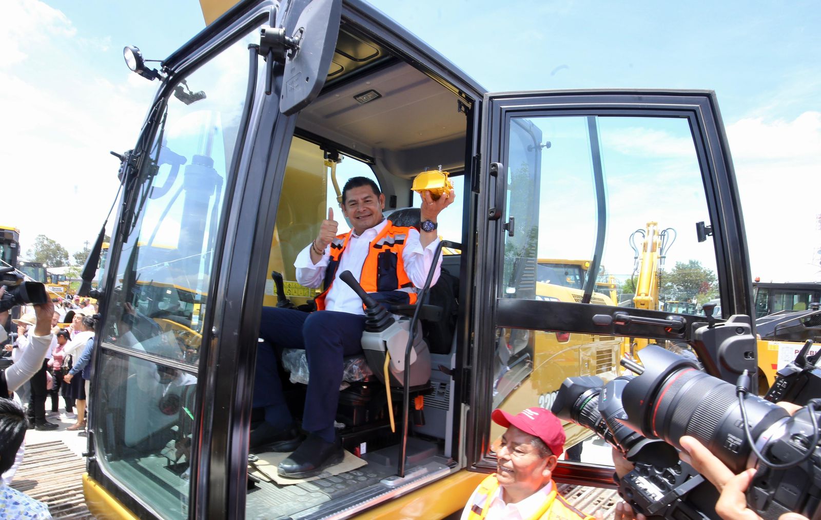 Gobierno de Puebla transforma los 217 municipios con módulos de maquinaria