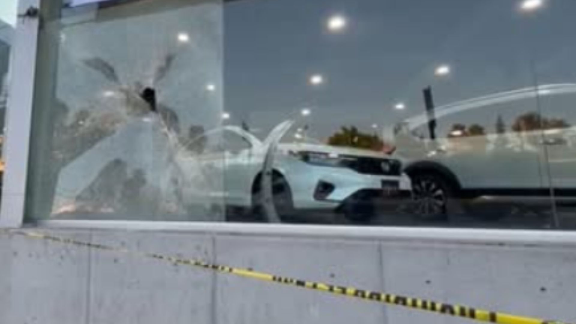 Criminales intentan robar vehículo de concesionaria Honda en Vía Atlixcáyotl