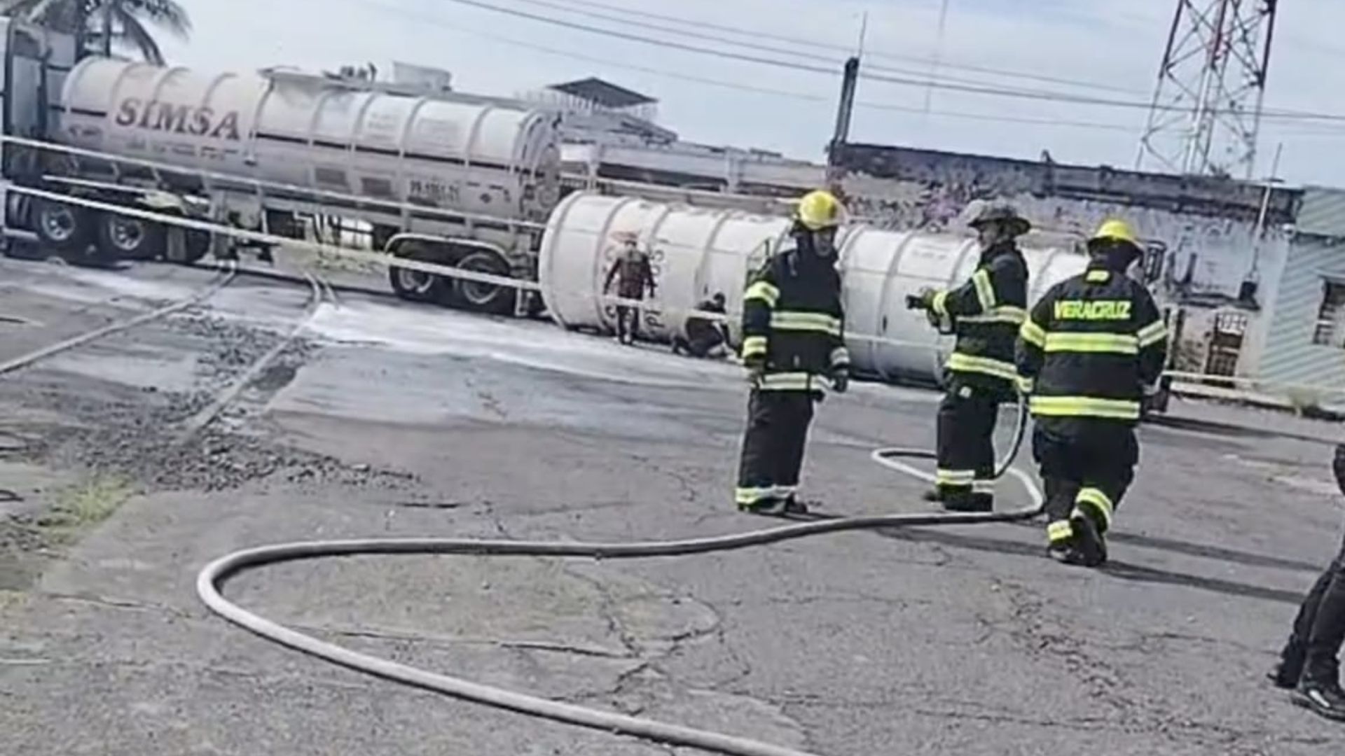 Una pipa con 30,000 litros de gasolina cayó sobre un socavón en Veracruz