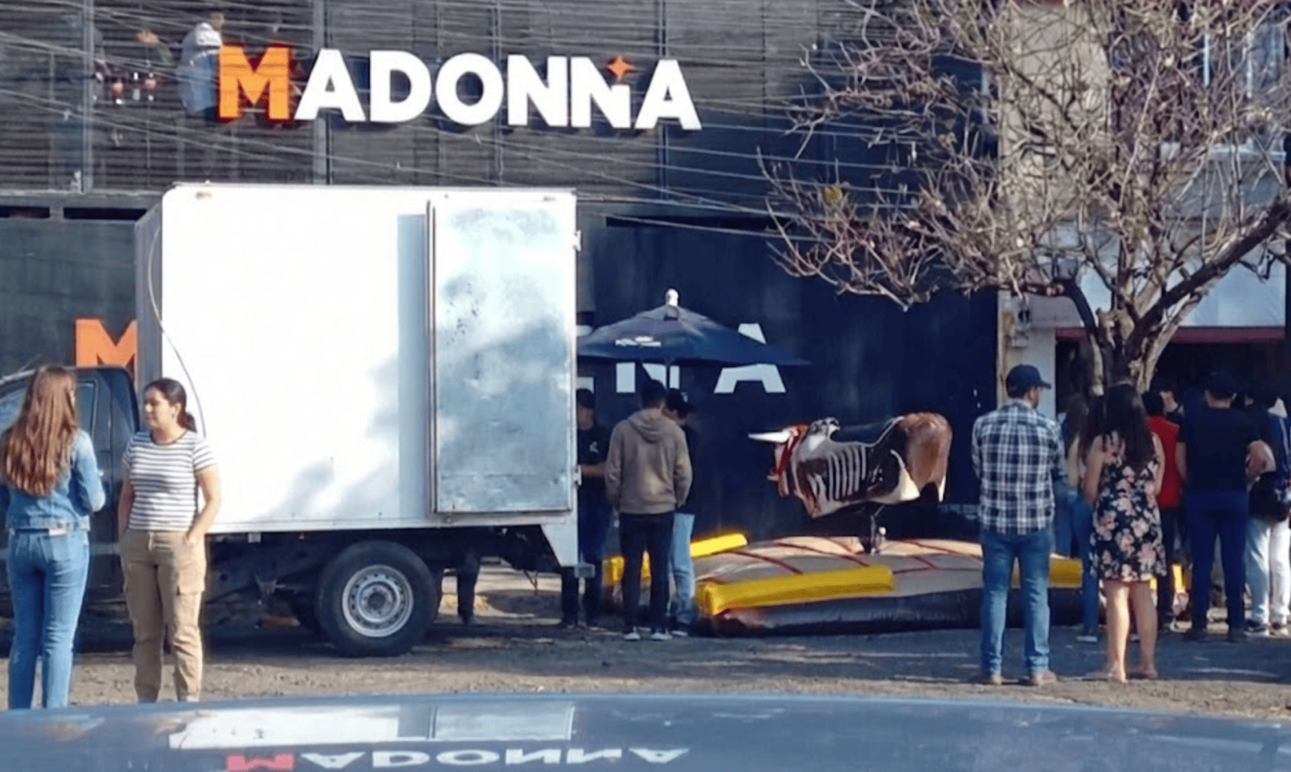 Vecinos de San Manuel denuncian caos por toro mecánico instalado frente al bar Madonna