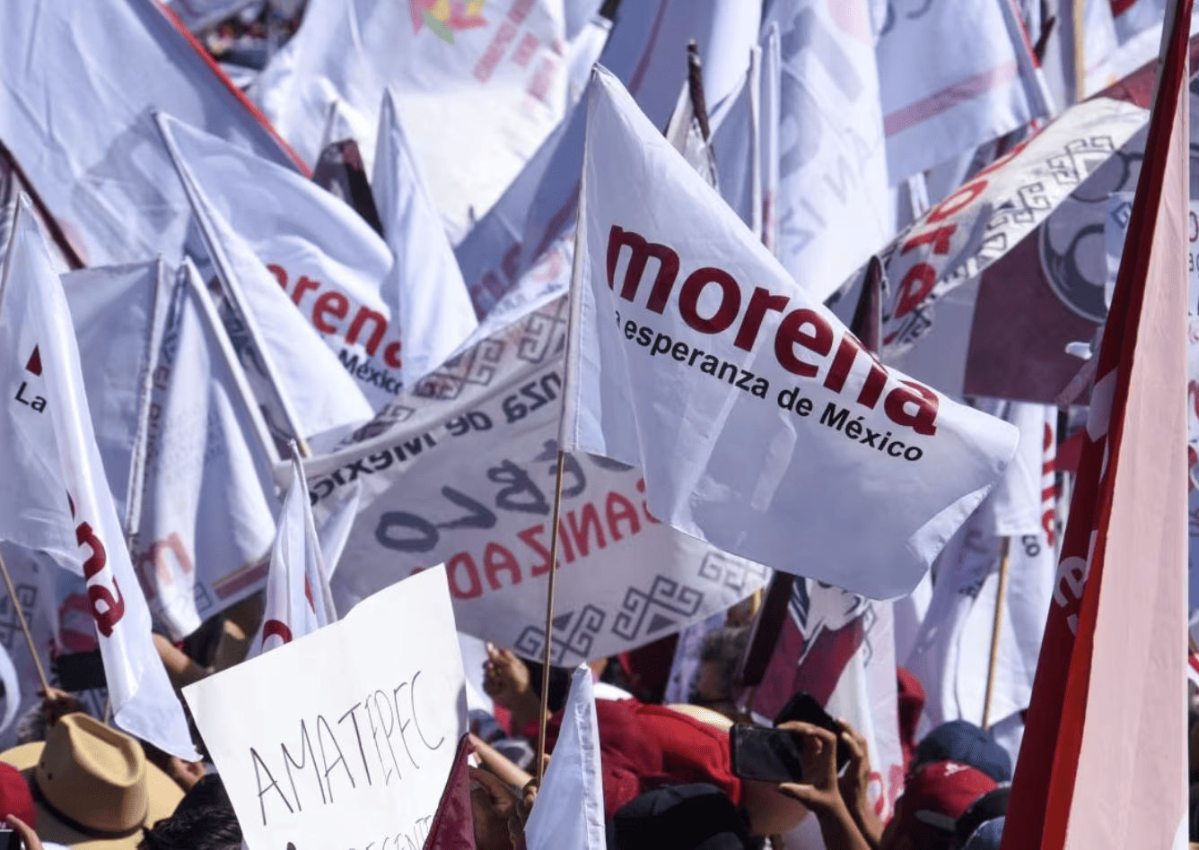 Simpatizantes de Morena llenan el Zócalo por los siete años de la Cuarta Transformación