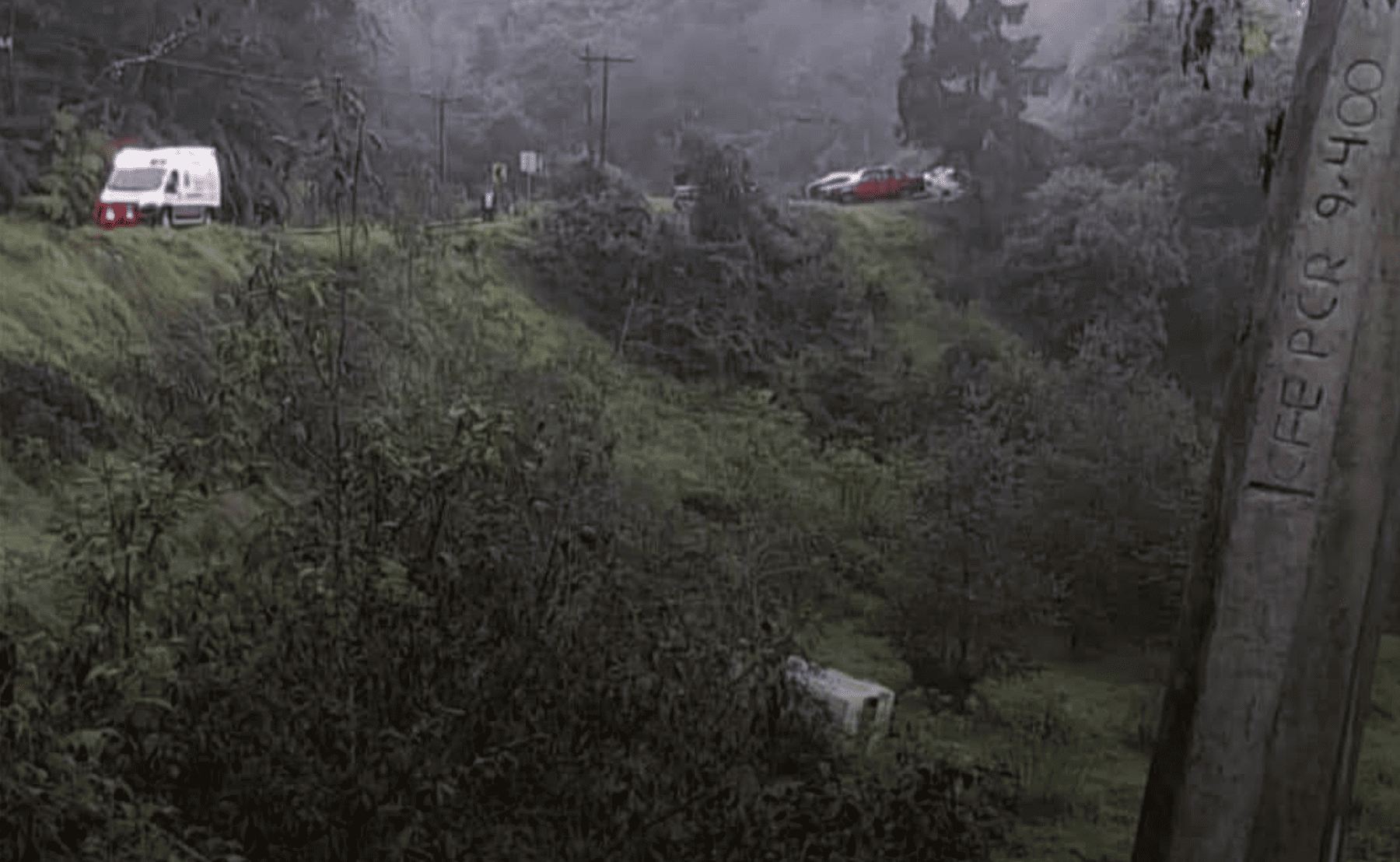 Cae unidad de transporte público a barranco en Teziutlán