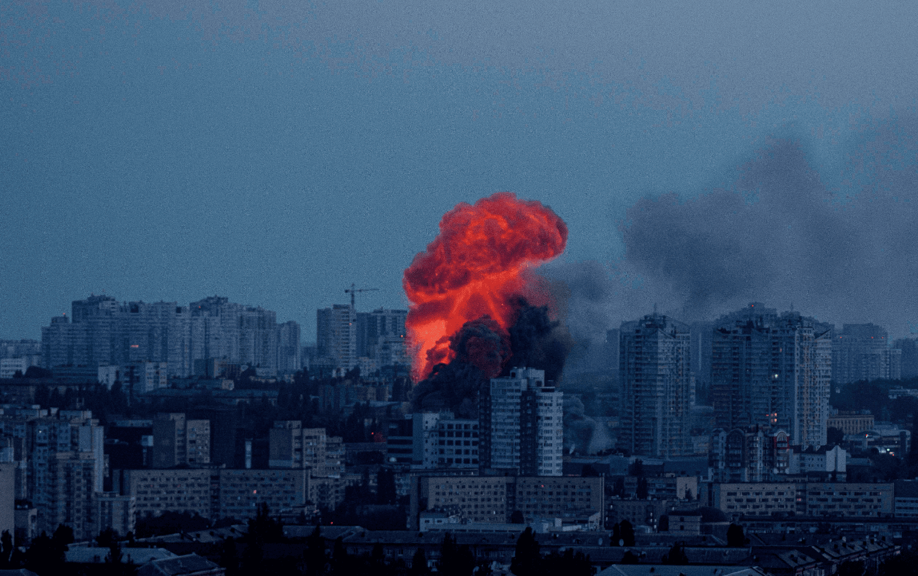 Ataque ruso golpea a Kiev antes de la reunión entre Zelensky y Trump